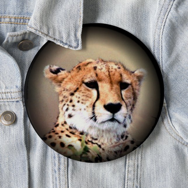 Badge Rond 15,2 Cm Cheetah Portrait par Pleine lune : La grâce de la  (En situation)
