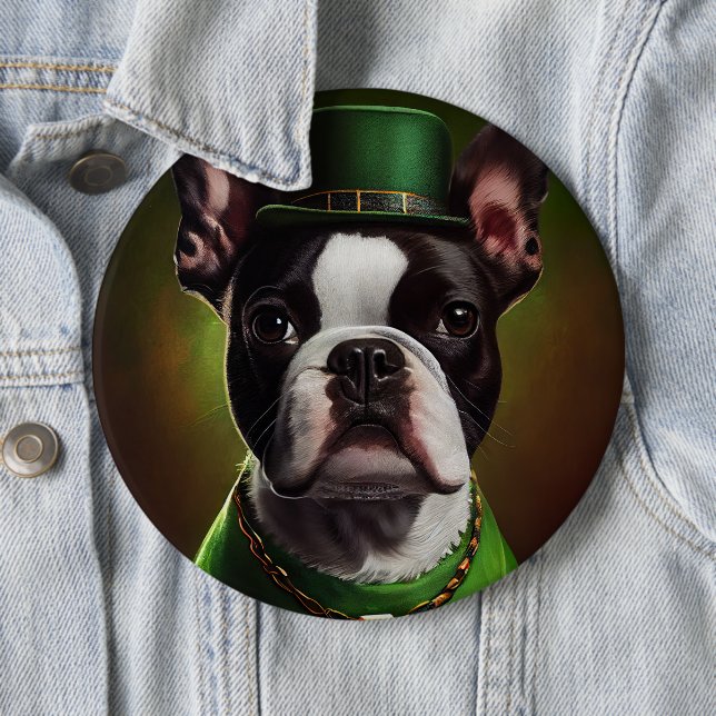 Badge Rond 15,2 Cm Chien Boston Terrier en robe de la Saint-Patrick (En situation)