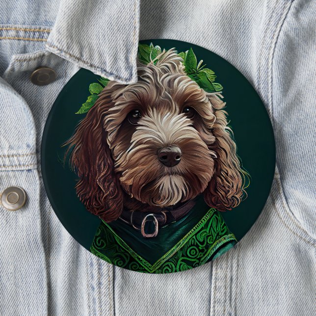 Badge Rond 15,2 Cm Cockapoo Dog en robe de fête St. Patrick (En situation)