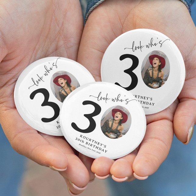 Badge Rond 15,2 Cm Drôle 'Regarde qui a 30 ans' Élégant 30e anniversa (Créateur téléchargé)