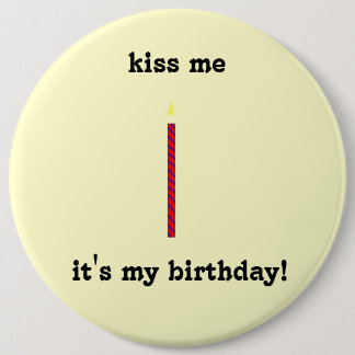 Badge Rond 15,2 Cm embrassez-moi, il est mon anniversaire !