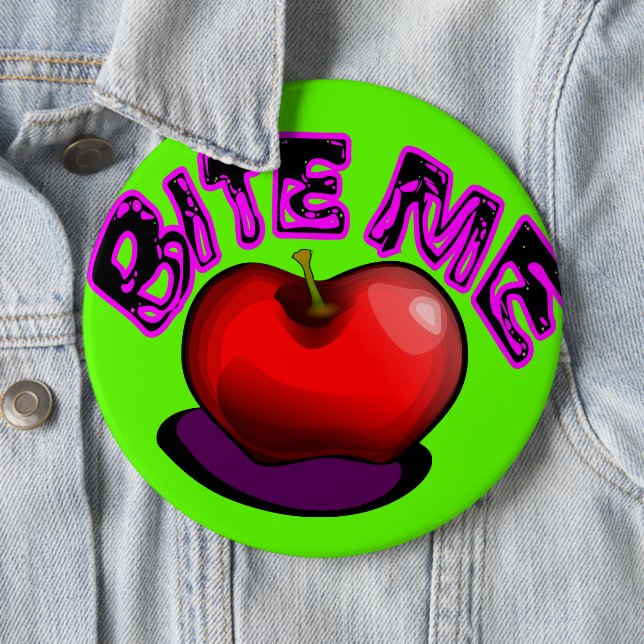 Badge Rond 15,2 Cm Épinglette Apple BITE ME Nostalgique Rétro 90 (En situation)