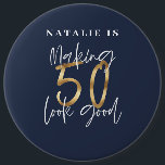 Badge Rond 15,2 Cm Faire paraître 50 beau bouton d'anniversaire en or<br><div class="desc">Faire de 50 ans un bon cadeau d'anniversaire typographique personnalisé. La vie commence à cinquante ans, montrer à quel point vous êtes heureux d'être dans la cinquantaine avec ce design, idéal pour une fête d'anniversaire ou un week-end de célébration. Faites une fête à se souvenir avec l'tenue géniale ou un...</div>