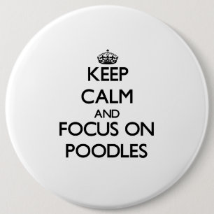 Badge Rond 15,2 Cm Gardez le calme et le foyer sur des caniches