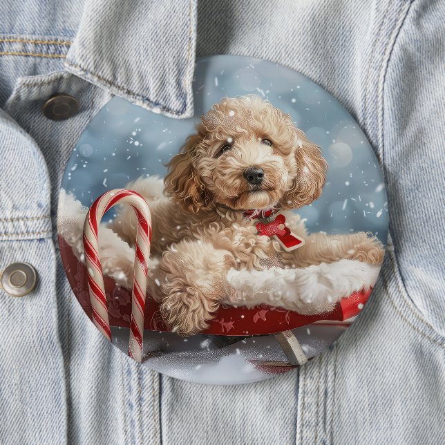 Badge Rond 15,2 Cm Goldendoodle Chien Festif de Noël (En situation)