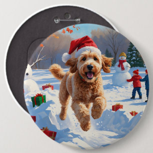 Badge Rond 15,2 Cm Goldendoodle courant dans la neige avec un chapeau