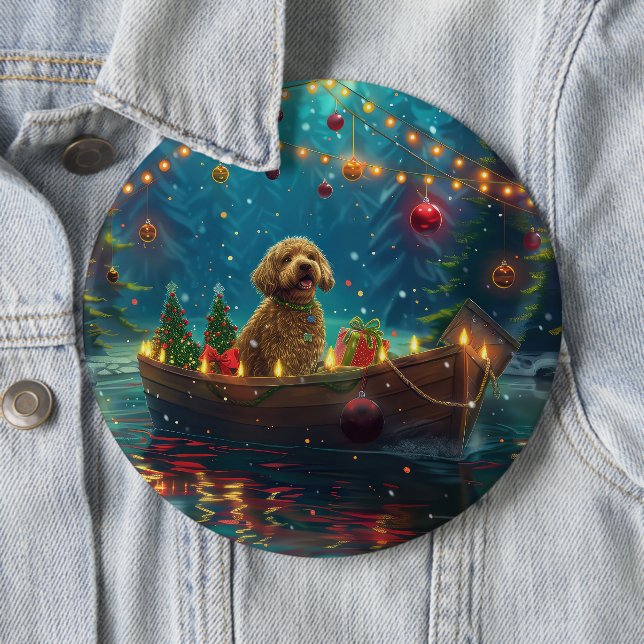 Badge Rond 15,2 Cm Goldendoodle Noël Festive Voyage (En situation)