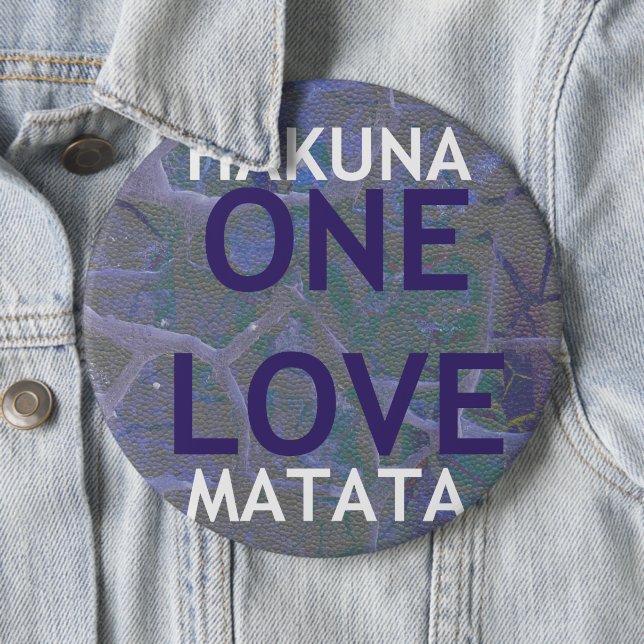 BADGE ROND 15,2 CM HAKUNA MATATA (En situation)
