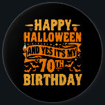 Badge Rond 15,2 Cm Happy Halloween and Yes It's my 70th Birthday Gift<br><div class="desc">2021,  halloween,  anniversaire,  drôle,  costumes halloweiens,  éffrayant,  halloweenanniversaire christmascadeau,  gothique,  citrouille,  chauves-souris</div>