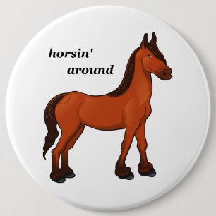 BADGE ROND 15,2 CM HORSIN' AUTOUR