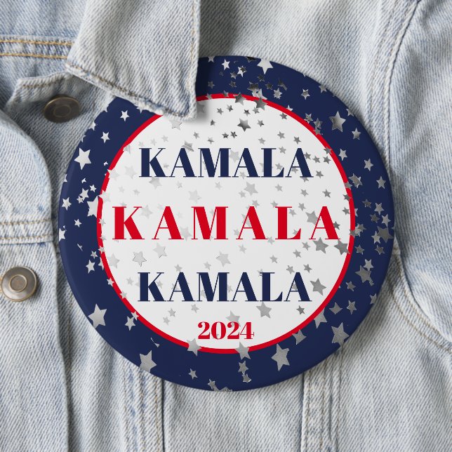 Badge Rond 15,2 Cm Kamala Harris 2024 Support Rouge Blanc Bleu (En situation)