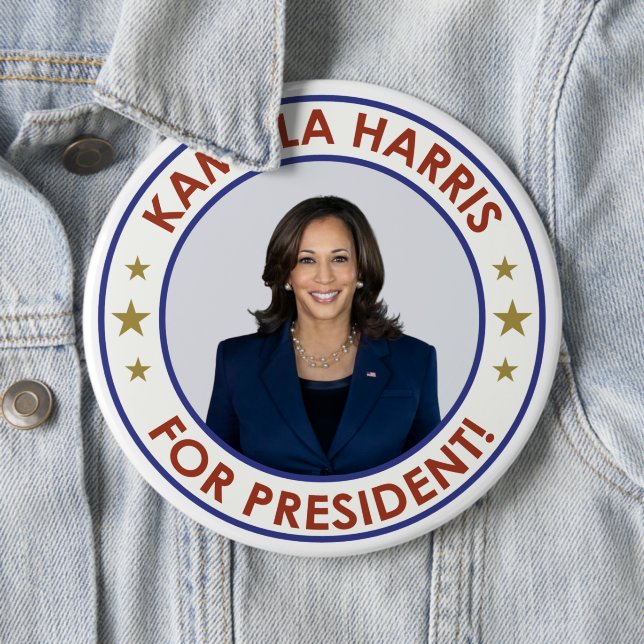 BADGE ROND 15,2 CM KAMALA HARRIS PRÉSIDENTE ! (En situation)