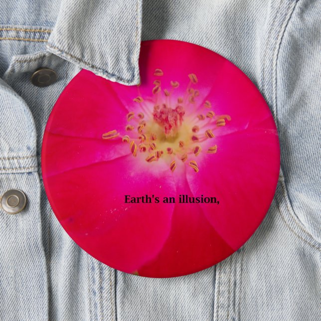 Badge Rond 15,2 Cm Le Rose cosmique : Le design trompeur de la nature (En situation)
