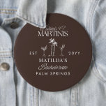 Badge Rond 15,2 Cm Maillots de bain et martinis Élégant enterrement d<br><div class="desc">Ajoutez une touche chic de fête de cocktail à vos tenues de week-end de bachelorette avec ce badge personnalisé « Bikinis & Martinis ». Inspiré par le glamour de Palm Springs, ce design élégant présente une typographie raffinée, des palmiers et des illustrations de martini sur un fond brun riche en...</div>