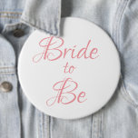 Badge Rond 15,2 Cm Mariée à être Mariage de script rose Élégant simpl<br><div class="desc">Beau élégant script rose bouton/pin pour votre douche nuptiale,  soirée bachelorette. Portez chaque jour devant votre mariage si vous le souhaitez. Les gens verront ce joli bouton et vous souhaitent "Félicitations" pour votre mariage.</div>