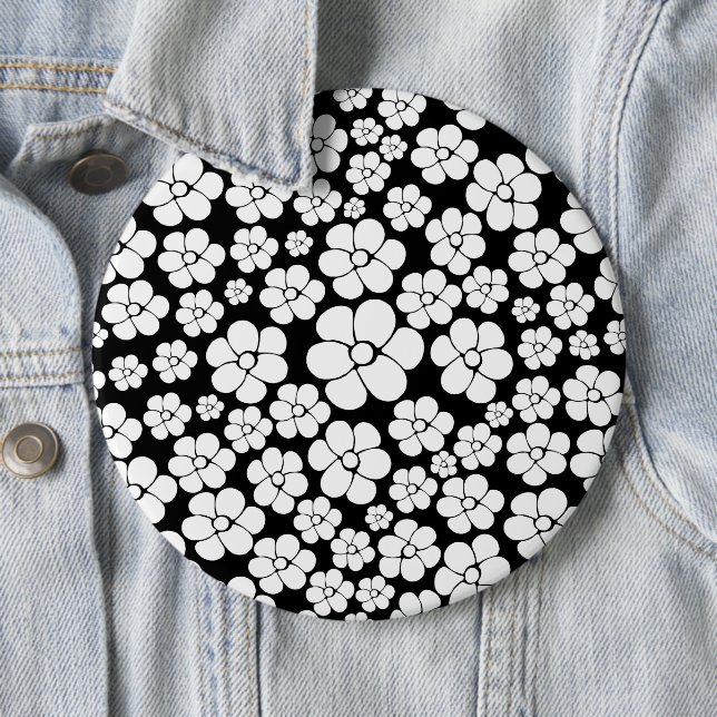 Badge Rond 15,2 Cm Motif Fleur rétro en blanc sur noir (En situation)