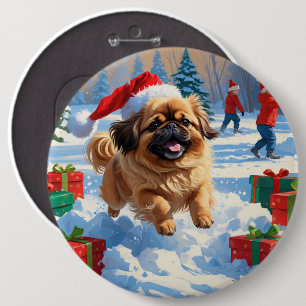 Badge Rond 15,2 Cm Pékinois courant dans la neige avec un chapeau de
