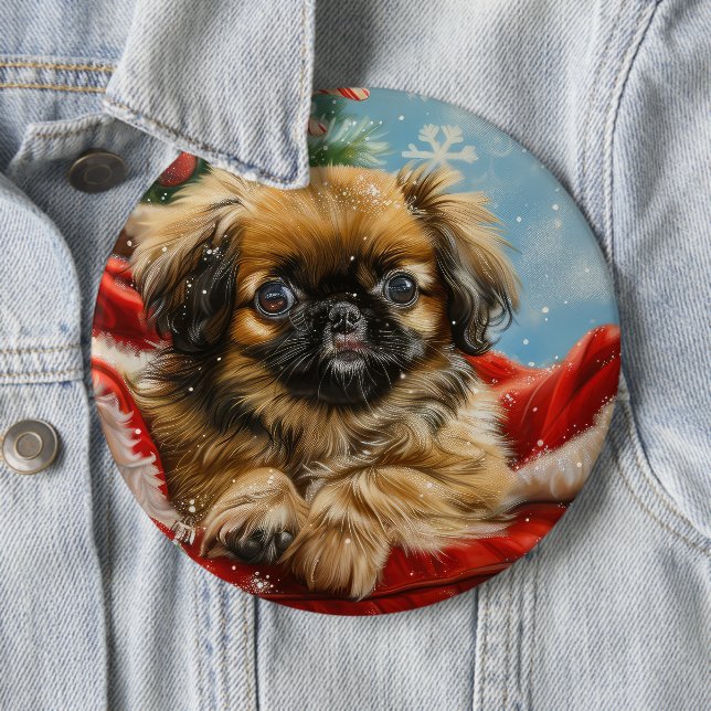 Badge Rond 15,2 Cm Pékinois Noël Festif (En situation)