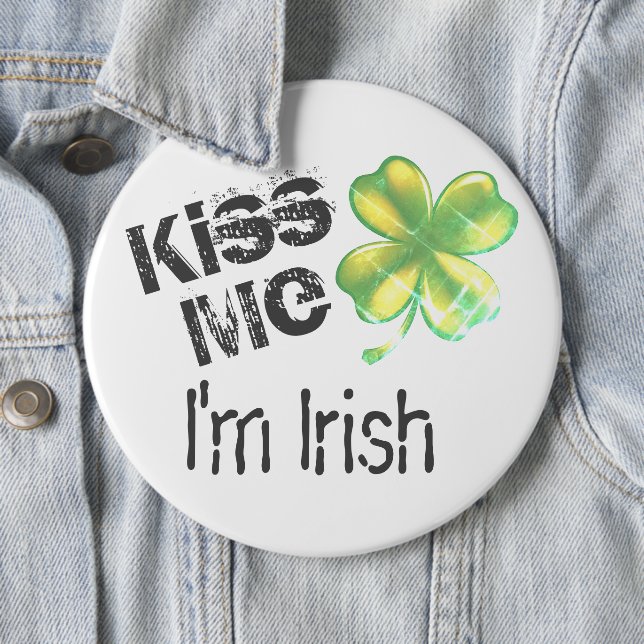 Badge Rond 15,2 Cm Saint Patrick's Day Kiss Me Je suis Irlandais, Sha (En situation)
