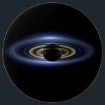 Badge Rond 15,2 Cm Saturne Éclipse le Soleil de Cassini Orbiter<br><div class="desc">L'engin spatial Cassini de la NASA s'est caché derrière Saturne, capturant une scène dramatique : la forme majestueuse du géant du gaz, sept de ses lunes, et même un tout petit point pâle de la Terre au loin, le tout éclairé par le soleil qui filtre à travers les anneaux. Ce...</div>
