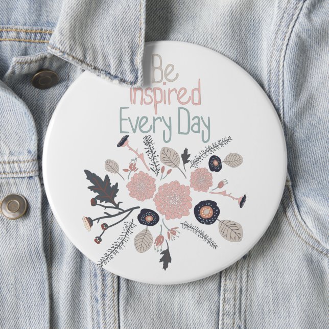 Badge Rond 15,2 Cm S'Inspirer Chaque Jour De Fleurs Roses (En situation)
