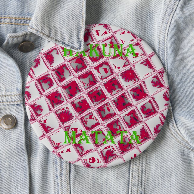 Badge Rond 15,2 Cm Style Red Hakuna Matata (En situation)