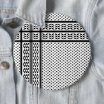 Badge Rond 15,2 Cm Symbole Keffiyeh de la Palestine Motif de résistan<br><div class="desc">Si l'on remonte aux années 1960 et à l'émergence du mouvement de résistance palestinienne, l'homme politique palestinien de premier plan, Yasser Arafat, a renforcé ce sens derrière le keffiyeh. Le keffiyeh est devenu la marque de commerce personnelle d’Arafat en le drapant sur son épaule droite pour ressembler à la carte...</div>