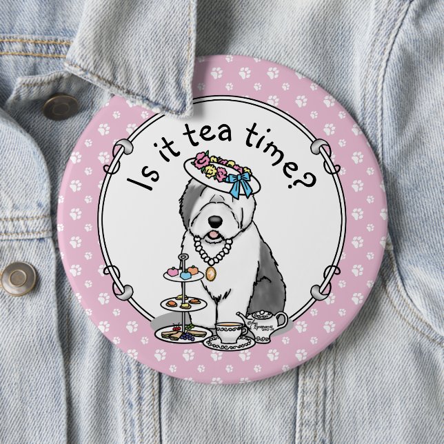 Badge Rond 15,2 Cm Tea Party Vieux chien anglais (Grey 1) (En situation)