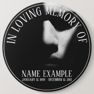 Badge Rond 15,2 Cm Un visage endormi dans une demi-ombre