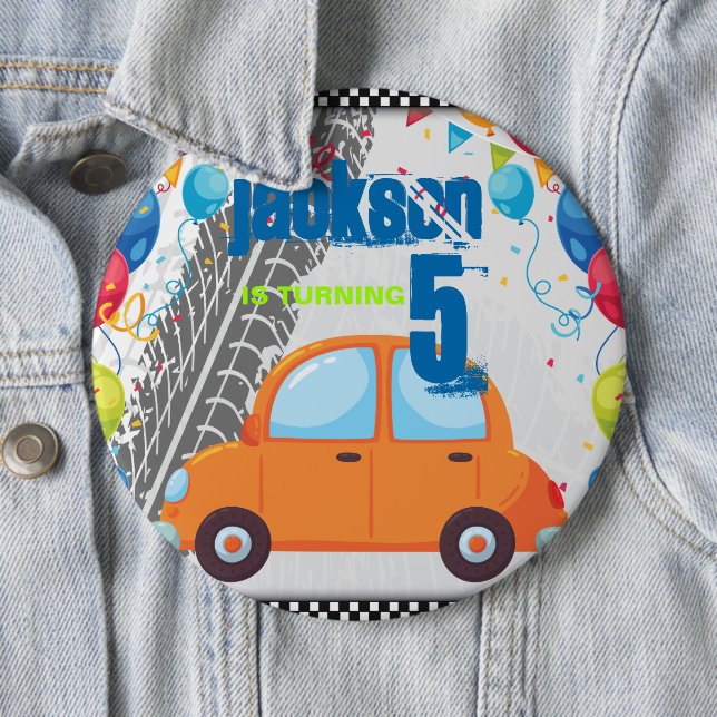 Badge Rond 15,2 Cm Voitures et pistes d'anniversaire (En situation)