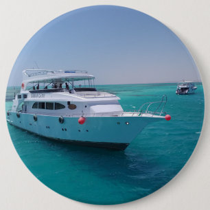 Badge Rond 15,2 Cm Yacht blanc neigé près de l'île blanche en mer Rou
