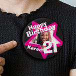 Badge Rond 2,50 Cm 21e anniversaire photo fun hot rose bouton/badge<br><div class="desc">Célébrez un 21e anniversaire spécial avec ce amusant badge/bouton photo rose, noir et blanc étoile 21. Personnalisez ce badge d'âge avec une photo de la fille d'anniversaire. Idéal pour ajouter un peu de plaisir à une fête d'anniversaire à l'âge adulte. Peut être utilisé pour montrer des photos de bébé ou...</div>