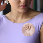 Badge Rond 2,50 Cm 30e anniversaire rose or blush nom de parties scin<br><div class="desc">Élégante, classique, étiquette de nom glamour pour une fête de 30e anniversaire. arrière - plan rose or et dégradé de rougeur. Décoré d'or rose, de parties scintillant imitation, brille. Personnalisez et ajoutez un nom. Le nom est écrit avec un script de style moderne en lettres de couleur rose foncé. Le...</div>