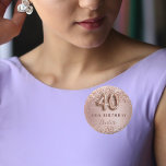 Badge Rond 2,50 Cm 40e anniversaire rose or blush parties scintillant<br><div class="desc">Élégante, classique, étiquette de nom glamour pour une fête de 40e anniversaire. arrière - plan rose or et dégradé de rougeur. Décoré d'or rose, de parties scintillant imitation, brille. Personnalisez et ajoutez un nom. Le nom est écrit avec un script de style moderne en lettres de couleur rose foncé. Le...</div>