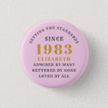 Badge Rond 2,50 Cm 40th Birthday Born 1983 Ajouter Nom Rose Grey<br><div class="desc">Personnalisé Anniversaire ajoutez votre nom et votre badge d'année. Modifiez le nom et l'année avec le modèle fourni. Un merveilleux accessoire de fête d'anniversaire personnalisé. Plus de cadeaux et de fournitures de fête disponibles avec le design "normes de fixation" dans le magasin.</div>