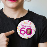 Badge Rond 2,50 Cm 60e anniversaire photo confetti rose or jaune<br><div class="desc">Un confetti coloré clair au hasard points anniversaire 60ème bouton de la fête surprise. En rose foncé, rouge, corail, jaune doré et jaune sur blanc. Ajoutez la photo de votre fille d'anniversaire au centre du 0 en 60 et customisez avec votre propre nom de fille de soixantième anniversaire. Autres objets...</div>