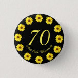 Badge Rond 2,50 Cm 70 et blooming 70th Birthday Button<br><div class="desc">Ce bouton présente une photo d'une belle fleur jaune avec un arrière - plan noir ajouté et est entièrement personnalisable. N'importe qui aimerait bien allumer ce bouton pour sa journée spéciale. Vous pouvez ajouter n'importe quelle phrase que vous souhaitez, de sorte que vous pouvez ajouter le nom et l'année, si...</div>