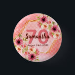 Badge Rond 2,50 Cm 70e anniversaire corail or dahlia fleurs<br><div class="desc">Un bouton tendance pour une fête de 70e anniversaire. Avec un faux cadre hexagone en or géométrique. Décoré de fleurs de dahlia aquarellées en rose, crème et corail. Vivre corail avec des pois comme arrière - plan. Modèles pour un nom, 70 ans et une date. Date de naissance ou date...</div>