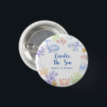 Badge Rond 2,50 Cm A L'OEIL De La Mer 1Er Anniversaire Sous La Mer<br><div class="desc">SOUS LA MER. Oneder The Sea - Une mignonne invitation à l'anniversaire d'un animal sous-marin sur le thème de l'eau de mer animaux - baleines,  méduses,  poissons clowns,  étoiles de mer,  crabes,  requins et coraux. Bulles d'eau et coquillages.</div>