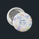 Badge Rond 2,50 Cm A L'OEIL De La Mer 1Er Anniversaire Sous La Mer<br><div class="desc">SOUS LA MER. Oneder The Sea - Une mignonne invitation à l'anniversaire d'un animal sous-marin sur le thème de l'eau de mer animaux - baleines,  méduses,  poissons clowns,  étoiles de mer,  crabes,  requins et coraux. Bulles d'eau et coquillages.</div>