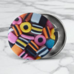 Badge Rond 2,50 Cm Amusant, coloré, bonbon de réglisse<br><div class="desc">Design amusant et coloré avec de la confiserie ou des bonbons Licorice Allsports (bonbons Licorice Allsort) aux couleurs noir, blanc, jaune rose, orange, bleu et marron. J'ai pris cette photo en avril 2022. Toutes les sortes ont été mes favoris depuis de nombreuses années et ce design amusant est lumineux et...</div>