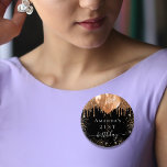 Badge Rond 2,50 Cm Anniversaire noir or parties scintillant nom ballo<br><div class="desc">Pour une soirée d'anniversaire élégante de 21e (ou tout âge). Un arrière - plan noir chic. Décoré avec des gouttes de parties scintillant en faux or foncé,  l'aspect de la peinture goutte à goutte,  la poussière de parties scintillant et les ballons. Personnalisez et ajoutez le nom et l'âge 21.</div>