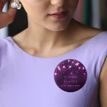 Badge Rond 2,50 Cm Anniversaire violet étoiles de parties scintillant<br><div class="desc">Pour une fête d'anniversaire de 21e (ou tout âge). Arrière - plan violet décoré d'étoiles brillantes violettes et roses. La couleur arrière - plan violette est inégale. Personnalisez et ajoutez une date, nom et âge 21. Le nom est écrit avec un script de style écrit à la main. Parfait comme...</div>