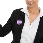 Badge Rond 2,50 Cm Balise de nom holographique personnalisée rose par<br><div class="desc">Un arc-en-ciel,  un arrière - plan holographique de couleur unicorne. Décoré avec des gouttes de parties scintillant rose et violet,  la peinture goutte à goutte. Personnalisez et ajoutez un nom,  écrit avec un script de style à la main girly moderne. Lettres violettes.</div>