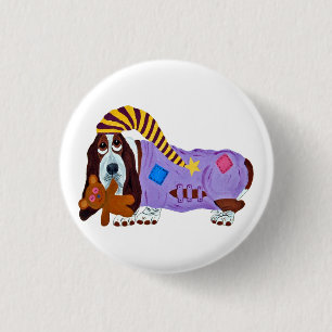 Badge Rond 2,50 Cm Basset Hound en pyjama avec un ours en peluche