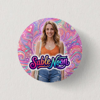 Badge Rond 2,50 Cm Beauté de Sable Noon Pose #1 avec fond coloré