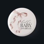 Badge Rond 2,50 Cm Beige Bonjour Bébé Bow Fille Baby shower Faveurs<br><div class="desc">Élever votre baby shower avec ce Coquette Beige Bow Party Decor! Ce design intemporel ajoute une touche d'élégance et de charme à tout événement, avec un arc magnifiquement ouvragé orné de délicates teintes dorées et beiges. Cette collection impressionne vos invités et crée des souvenirs durables et est parfaite pour ajouter...</div>
