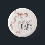 Badge Rond 2,50 Cm Beige Bonjour Bébé Bow Fille Baby shower Faveurs<br><div class="desc">Élever votre baby shower avec ce Coquette Beige Bow Party Decor! Ce design intemporel ajoute une touche d'élégance et de charme à tout événement, avec un arc magnifiquement ouvragé orné de délicates teintes dorées et beiges. Cette collection impressionne vos invités et crée des souvenirs durables et est parfaite pour ajouter...</div>