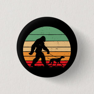Badge Rond 2,50 Cm Bigfoot Marche Chien Pointer Allemand Poil Court V