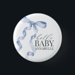 Badge Rond 2,50 Cm Bleu Bonjour Bébé Bow Fille Baby shower Faveurs<br><div class="desc">Élevez votre baby shower avec ce Décor de la Coquette Blue Bow Party! Ce design intemporel ajoute une touche d'élégance et de charme à tout événement, avec un arc magnifiquement ouvragé orné de délicates teintes bleues. Cette collection impressionne vos invités et crée des souvenirs durables et est parfaite pour ajouter...</div>